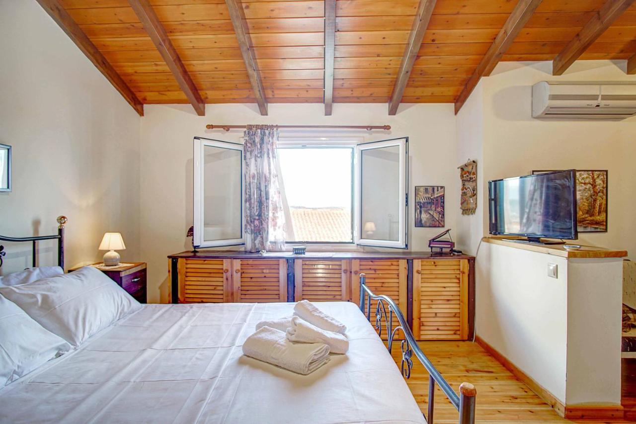 Yvoni Village House *